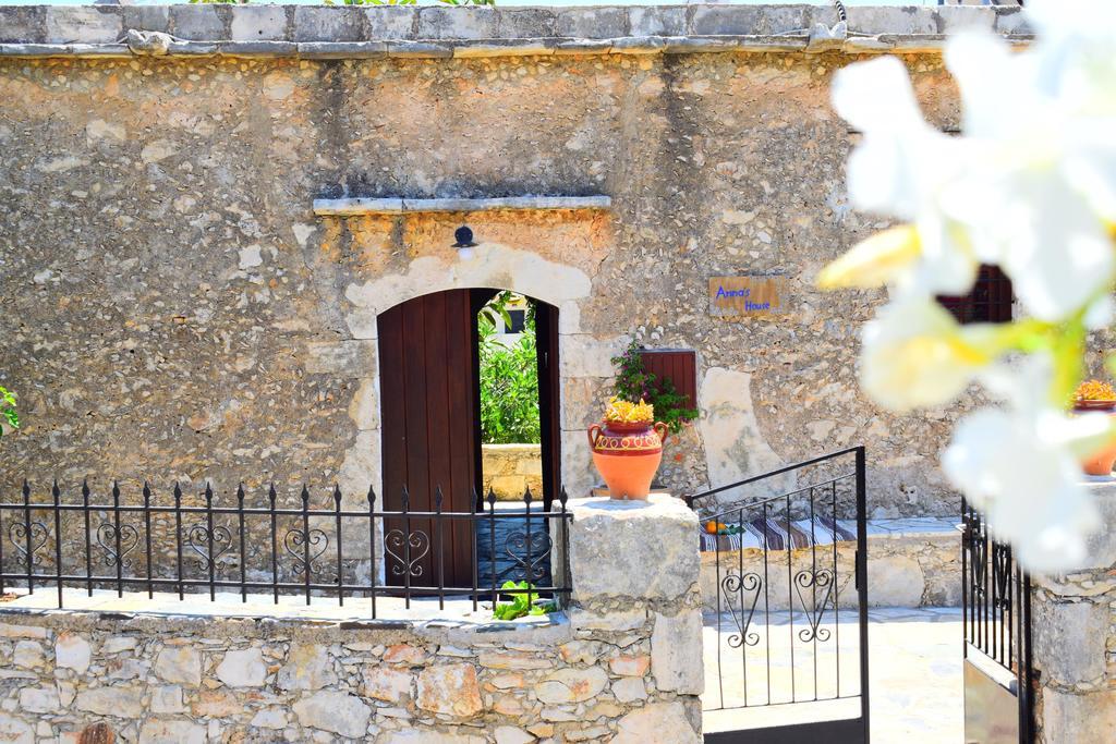 הוילה מגאלה קורפיה Anna'S Stone House מראה חיצוני תמונה