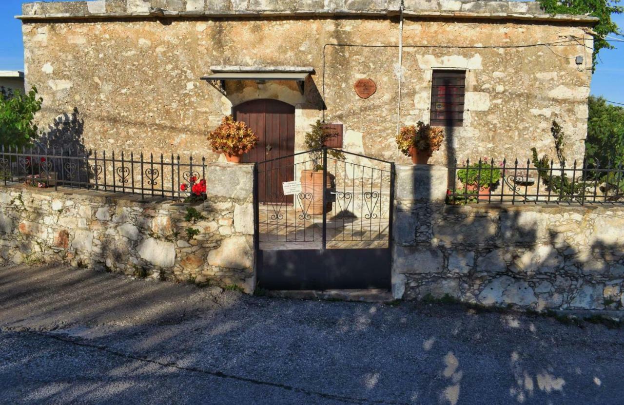 הוילה מגאלה קורפיה Anna'S Stone House מראה חיצוני תמונה